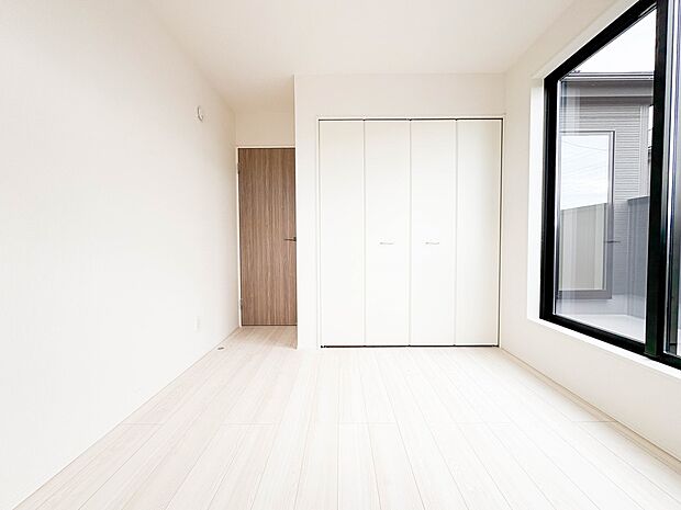 【子供部屋5.25帖】お子様のお部屋にぴったりなクロークを備えたフローリング仕様の洋室です。