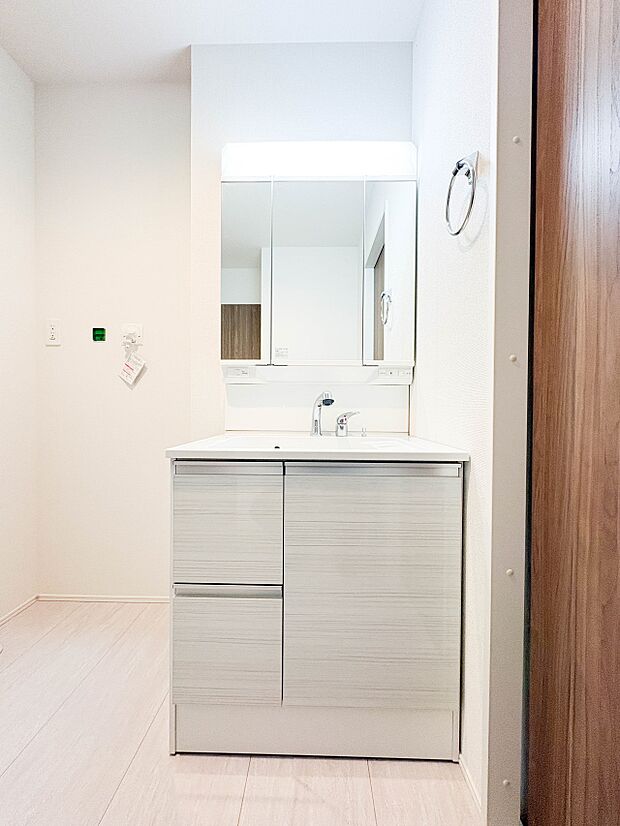 【洗面台】 十分な大きさの洗面台は、身だしなみチェックや歯磨きなど、朝の慌ただしい時間でもホテルライクなスペースで余裕とゆとりを感じて頂けます。