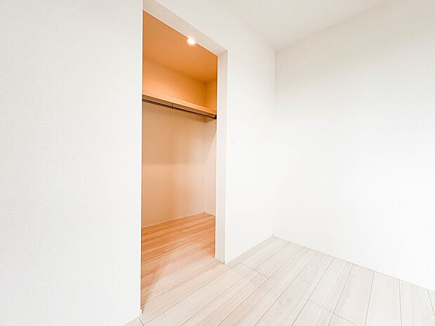【ウォークインクローゼット】  たくさんの洋服をかけてもシワになりにくいウォークインクローゼット。洋服以外にも、普段使わない家電やスーツケース、ストック品など何でも片付く嬉しい空間です。