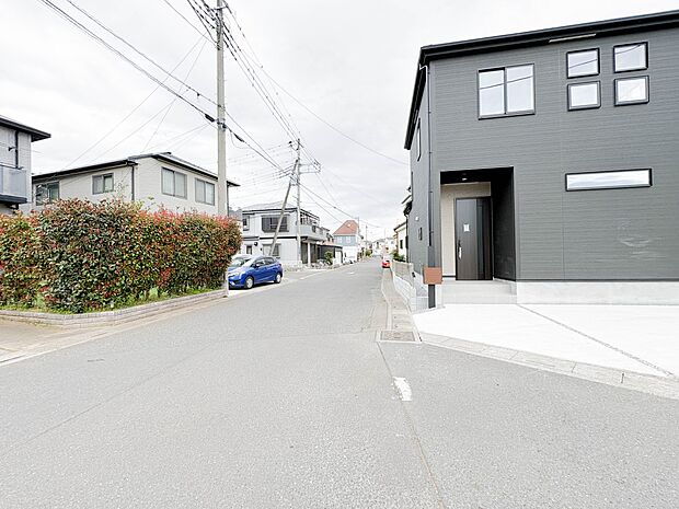 【前面道路】家の前をまっすぐの通りが走っている。クルマは少なく、人々は毎朝、ウォーキング、ジョギング、犬の散歩など、フリーな朝時間を過ごしている。