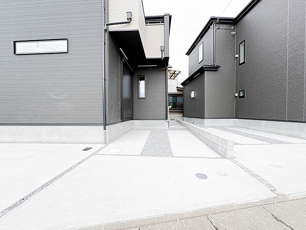 【駐車場】毎日の生活にマイカーが必須という方は、購入を検討する際、駐車場があることは大事な条件です。毎日の通勤や家族の送迎、買い物やお出かけなどクルマのある暮らしを満喫したい方は要チェック!…