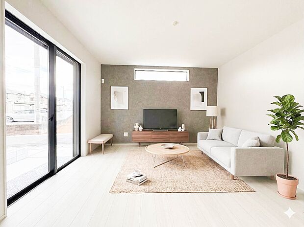 【LDK17帖】シンプルなデザインの家は風情がある。住む人のこだわりを感じる。外観も内装もいたってシンプル。居心地がよく、家事や趣味、子育てなどにも集中できる。家も人間も熟成するほどシンプル…