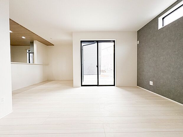 【LDK17帖】広々としたリビングダイニング。ゆったりとしたキッチン。生活動線をLDK に集中させ、ご家族が過ごしやすい空間設計にしました。