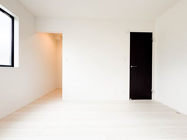 【寝室6帖】シンプルな内装はおしゃれのポイントです。シンプルは華美より飽きがこないからです。色や模様でおしゃれ感をだす。それがシンプルイズビューティーです。