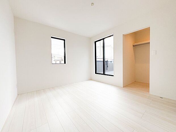 【子供部屋7帖】お子様のお部屋にぴったりなクロークを備えたフローリング仕様の洋室です。