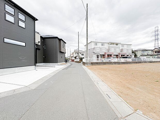 【前面道路】家の前をまっすぐの通りが走っている。クルマは少なく、人々は毎朝、ウォーキング、ジョギング、犬の散歩など、フリーな朝時間を過ごしている。