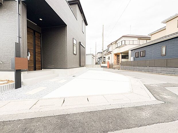 【駐車場】毎日の生活にマイカーが必須という方は、購入を検討する際、駐車場があることは大事な条件です。毎日の通勤や家族の送迎、買い物やお出かけなどクルマのある暮らしを満喫したい方は要チェック!…