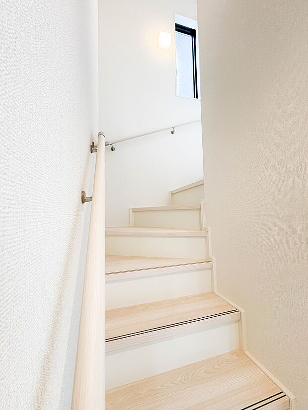 【手すり付階段】手すりがないと階段の昇り降りで危険なことはもちろん、壁に手をつきながら歩くことで壁紙が汚れやすくなります。すべての方に快適に昇り降りしていただくため、手すりを設置しました。