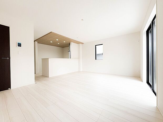 【LDK17帖】広々としたリビングダイニング。ゆったりとしたキッチン。生活動線をLDK に集中させ、ご家族が過ごしやすい空間設計にしました。