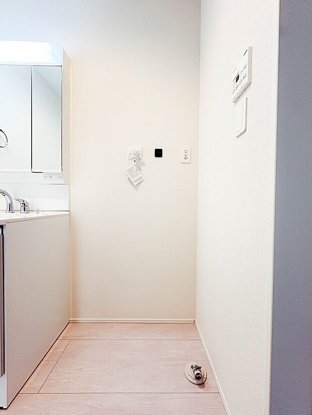 【脱衣所】脱衣所、洗面所は小さなプライベートスペース。歯磨き、洗顔と毎日施す個人空間。