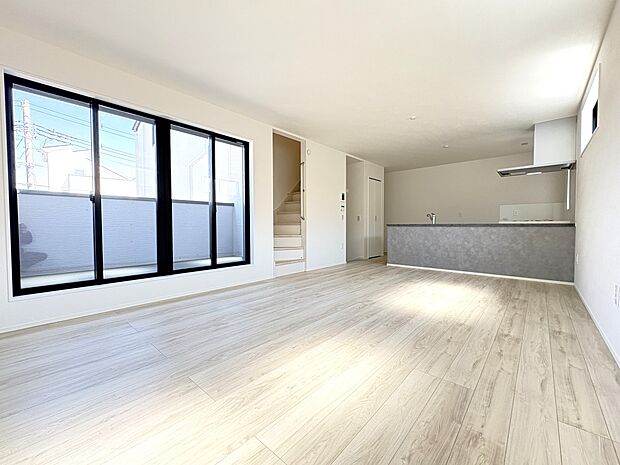 【1号棟 LDK17.5帖】バルコニーに面した大型窓4枚引き!複数の窓からタップリの採光!