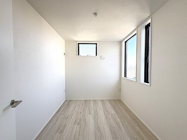 【1号棟 3階洋室 4帖】3階3部屋、2方位の採光通風