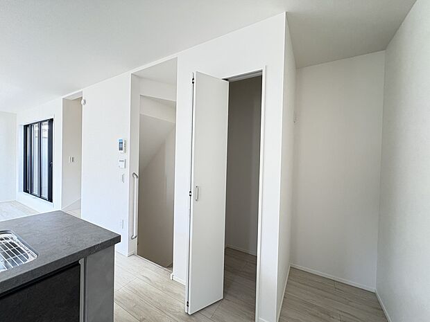 【1号棟 パントリー】キッチンそばに設けた収納庫・食品や日用品の備蓄もOK・1階廊下にも大型のWIC