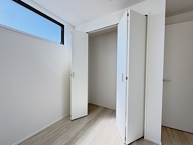 【1号棟 クローゼット】建物内2カ所のWICや居室収納スペース