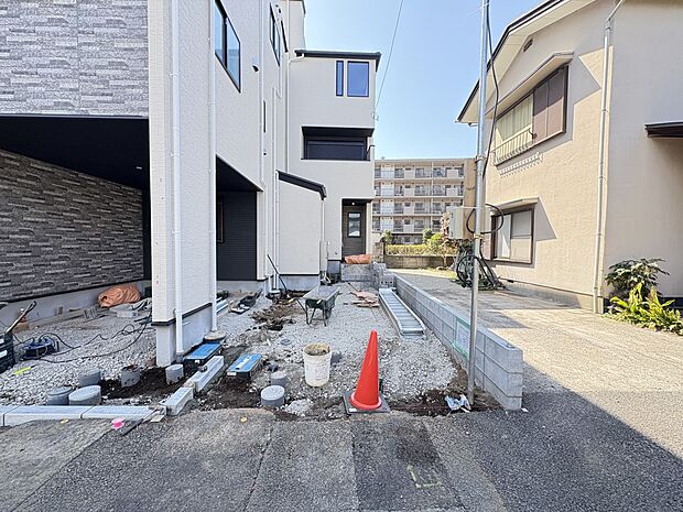 【外観】堂々たる趣ながら、主張し過ぎずどこか余裕を感じさせるシャープなフォルムで佇む邸宅は、晴天の空と照らし合わせる事で、本来あるべき完成形の姿を見せてくれます。