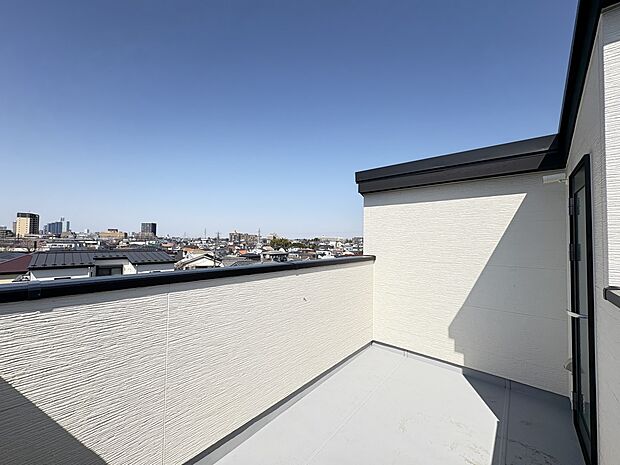 【1号棟 屋上バルコニー】全棟に設けた開放的なプライベート空間!・照明と電源コンセントも完備