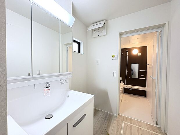 【1号棟 洗面室】洗濯機スペースの他、広々フリースペースのある洗面室