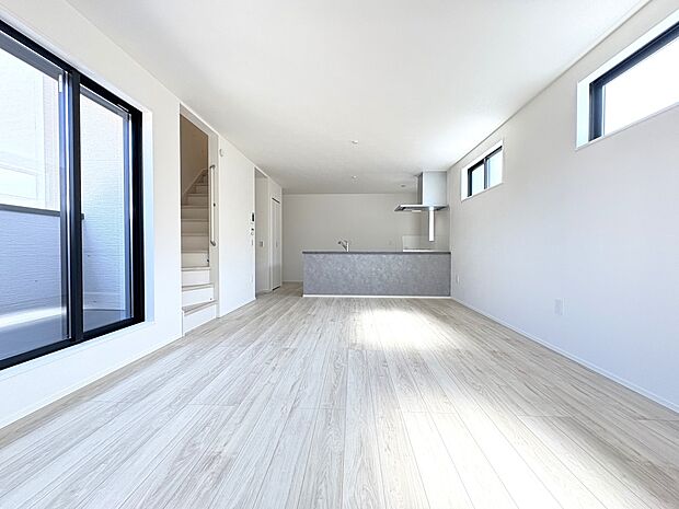 【1号棟 LDK17.5帖】床暖房を2面に配し、足元からの優しい温もりのリビングダイニング