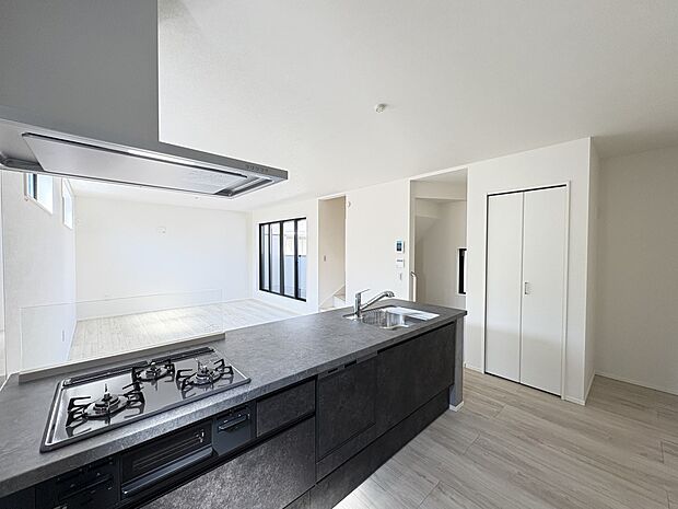 【1号棟 LDK17.5帖】フルオープンの対面キッチン・リビングを見渡す開放的なスペース