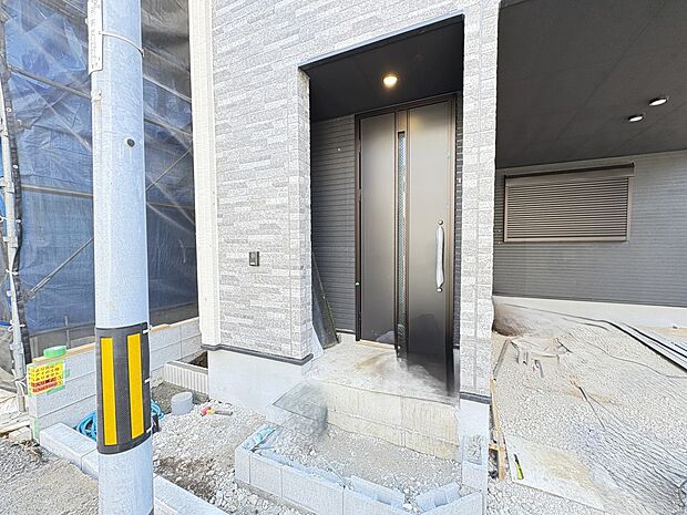 【2号棟 玄関】家の良し悪しだけでなく周辺環境も重要なポイント。