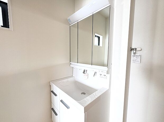 【2号棟 洗面台】小物収納も豊富な3面鏡ドレッサー・「上から水栓」は水栓まわりに水がたまりにくく、拭き掃除の手間が軽減