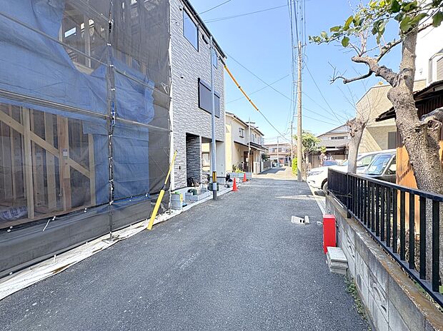 【2号棟 前面道路6m】車の通行が少ないので、静かな住環境を維持することができます。