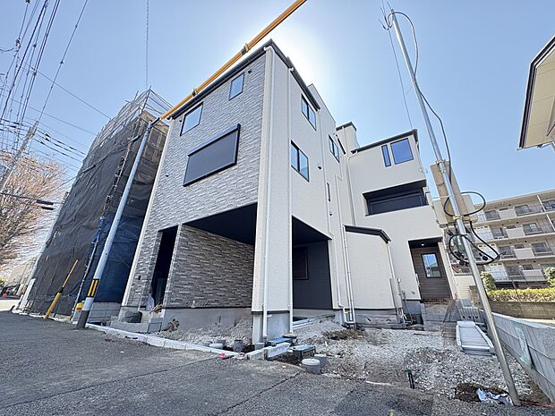 【2号棟 外観】堂々たる趣ながら、主張し過ぎずどこか余裕を感じさせるシャープなフォルムで佇む邸宅は、晴天の空と照らし合わせる事で、本来あるべき完成形の姿を見せてくれます。