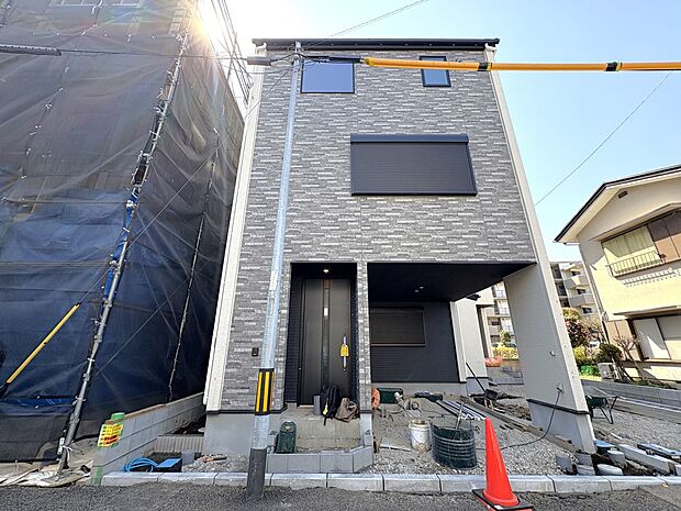 【2号棟 外観】陽当りや通風性など各所に施された工夫で住みやすさを実現。部屋の大きさや周辺環境・街並など、資料には掲載していない情報が現地にはたくさんございます。是非ご確認下さい。