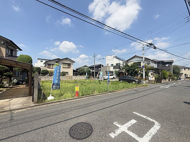 【現地・外観】街に溶け合う美しい景観を生みだしているにも関わらず、採光や風通しを考えて設計された間取り。外観だけでなく、そこに住まうご家族の心地よさを最優先しました。