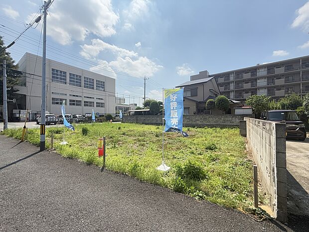 【現地・外観】穏やかな風と陽光を導き、居住性を一段と心地よいものにしています。周辺環境とのコラボレーションにより明るく開放的な空間を演出しております。