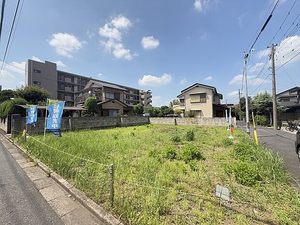 【現地・外観】季節感を演出する多彩な樹木と豊かな彩りが重なり、四季折々の変化を楽しめる心地よい場所となることでしょう。時間の経過と共に味わいが出る素敵なリゾート時間を楽しんでください。