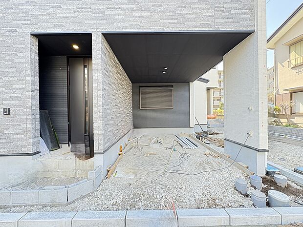 【2号棟 ビルトイン駐車場】家は一生のお買物。自分ならではの家族ならではの、家にしたい。書斎を設ける。子どものプレイングルームを設ける。趣味のオーディオルームを設置する。夢を追うオンリーワン…