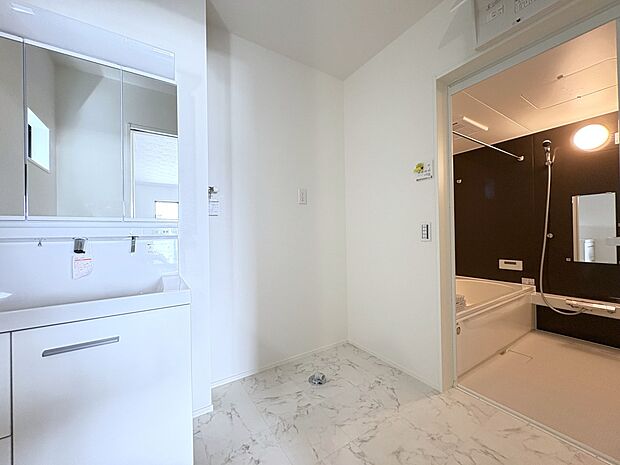 【2号棟 洗面室】洗濯機スペース、ゆとりある広々空間