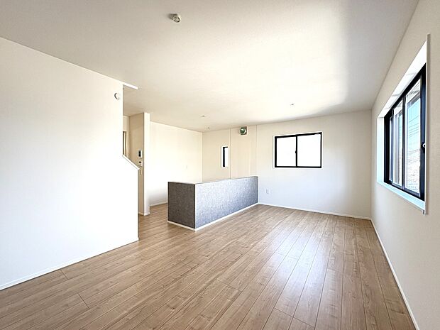 【2号棟 LDK14.6帖】床暖房を2面に配し、足元からの優しい温もりのリビングダイニング