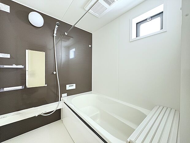 【3号棟 バスルーム】乾燥暖房機能を装備・窓のある広々1坪サイズの浴室