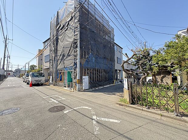 【3号棟 前面道路6m】車の通行が少ないので、静かな住環境を維持することができます。3号棟 写真左奥