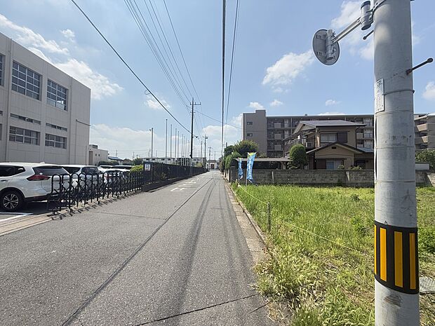 【現地・外観】緑に彩られた街区に現出する建物は、ここに住まう方々へ余すこと無く太陽の恵みを届けられるように計画・設計されております。