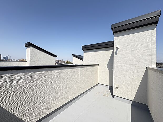 【3号棟 屋上バルコニー】全棟に設けた開放的なプライベート空間!・照明と電源コンセントも完備