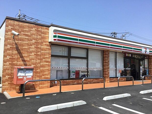 コンビニ 700m セブンイレブンさいたま春岡店(セブンイレブンは近くて便利を掲げています。近くとは、心の近さ。便利とはモノが期待以上の品質でお客さまに届くこと。セブン銀行など新しいサービス…