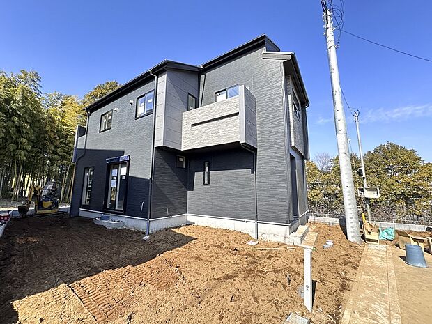 【完成予想パース】堂々たるファザード。優美に佇む外観。暮らす家族と来訪者の目をの楽しませる演出。