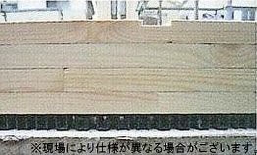 2F、3F建て共に頑強さで定評のあるスラブ式一体基礎を採用。地盤にぐり石、砕石などを敷き詰めて、防湿シートで覆います。その上に鉄筋を組み、150mm厚の全面スラブコンクリートと立ちあがり部分…