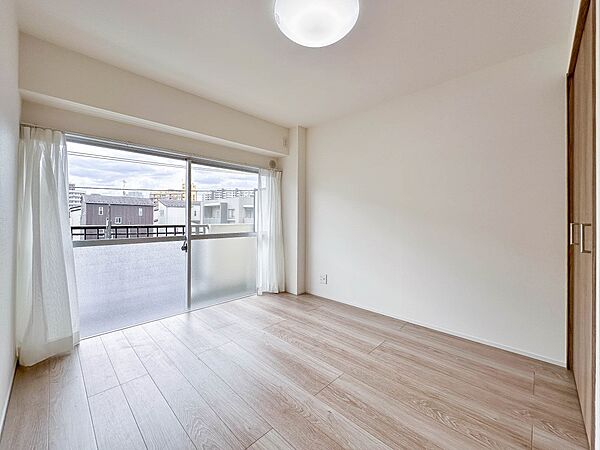 【寝室】充実した生活は伸びやかな居室空間から始まります。快適に・伸びやかに。心の潤いを求める方々へ。