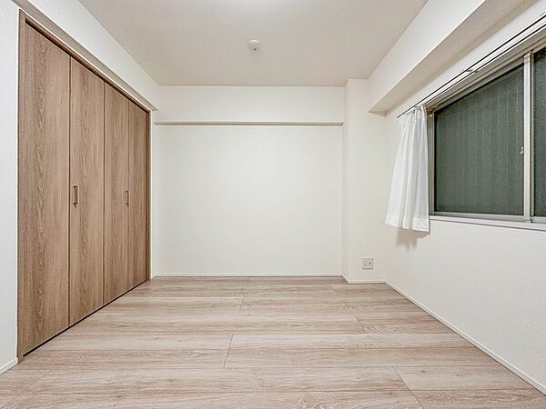 【子供部屋】たっぷりの収納も配備、片付いた空間。陽光も明るく開放的な空間が魅力的