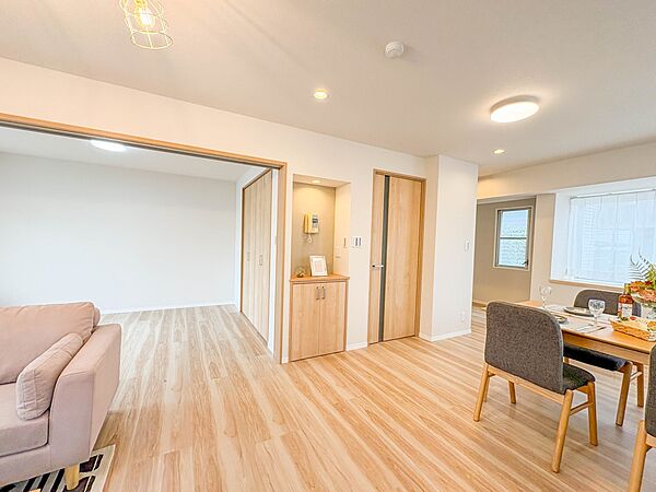 【LDK13.7帖】シンプルなデザインの家は風情がある。住む人のこだわりを感じる。外観も内装もいたってシンプル。居心地がよく、家事や趣味、子育てなどにも集中できる。家も人間も熟成するほどシン…
