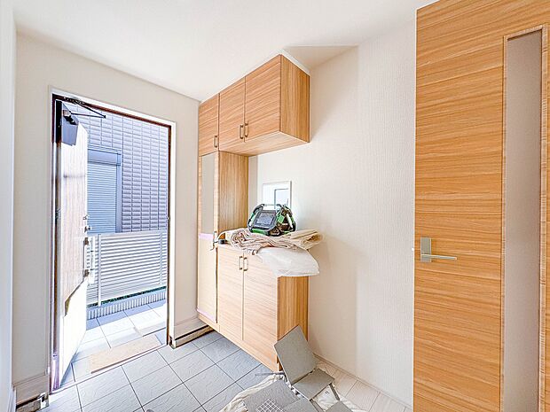 【玄関】スタイリッシュかつ品のある玄関。