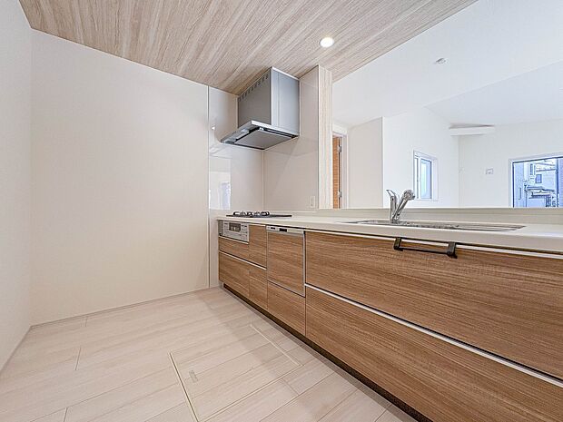 【キッチン】ナチュラルな自然光の中での調理。会話が弾む対面型キッチン。お洒落な食器類を余裕で収納できるスペース。動きやすい女性目線のキッチン動線。これからはお料理をつくる時間が劇的に変わりま…