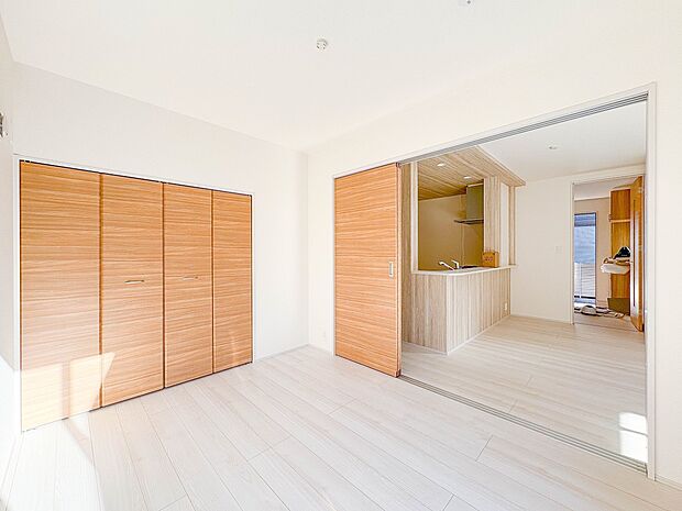 【子供部屋】お子様のお部屋にぴったりなクロークを備えたフローリング仕様の洋室です。