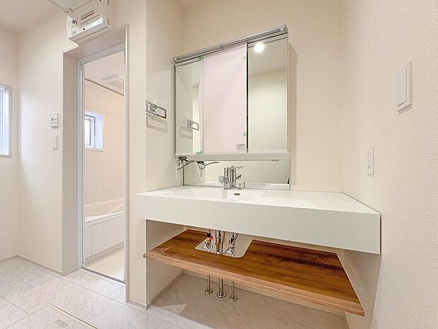 【洗面台】 十分な大きさの洗面台は、身だしなみチェックや歯磨きなど、朝の慌ただしい時間でもホテルライクなスペースで余裕とゆとりを感じて頂けます。