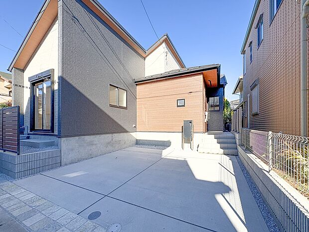 【駐車場】毎日の生活にマイカーが必須という方は、購入を検討する際、駐車場があることは大事な条件です。毎日の通勤や家族の送迎、買い物やお出かけなどクルマのある暮らしを満喫したい方は要チェック。…