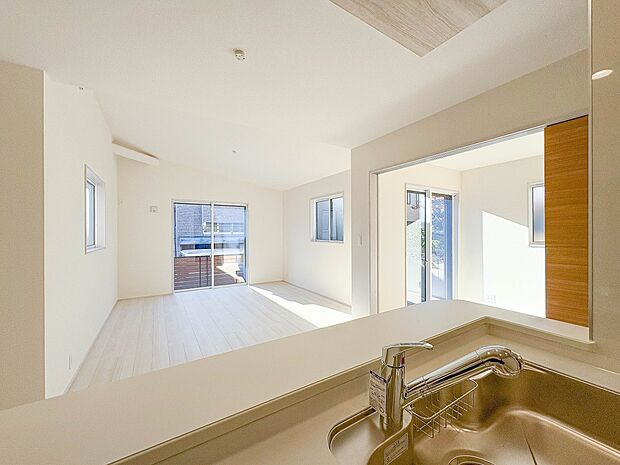 【平屋　LDK17帖＋4.8帖洋室】シンプルなデザインの家は風情がある。住む人のこだわりを感じる。外観も内装もいたってシンプル。居心地がよく、家事や趣味、子育てなどにも集中できる。家も人間も…